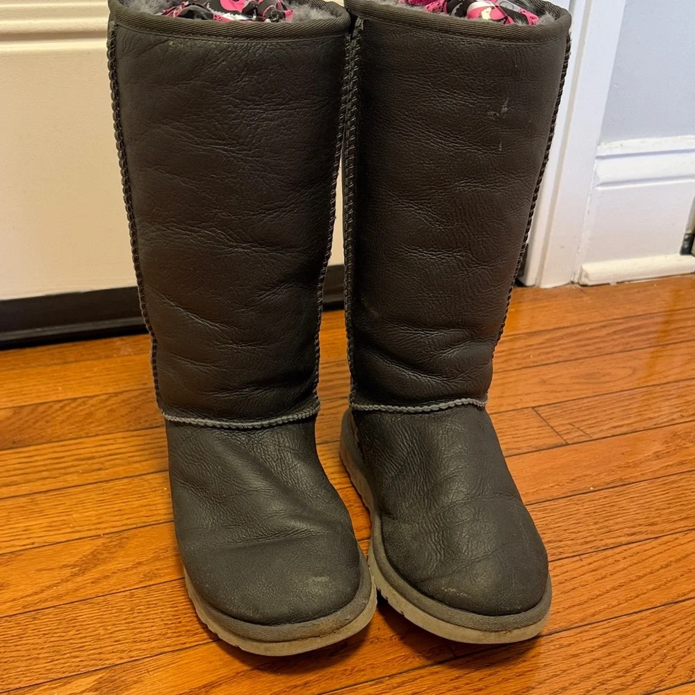 UGG Australia Classic Tall Bomber Boots Black Leather Sheepskin Lined Size 6